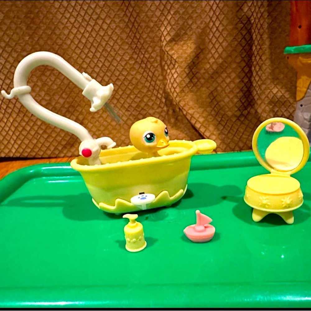 Vintage Littlest Pet Shop Squeaky Clean Pets Shower 150 Duck and accessories